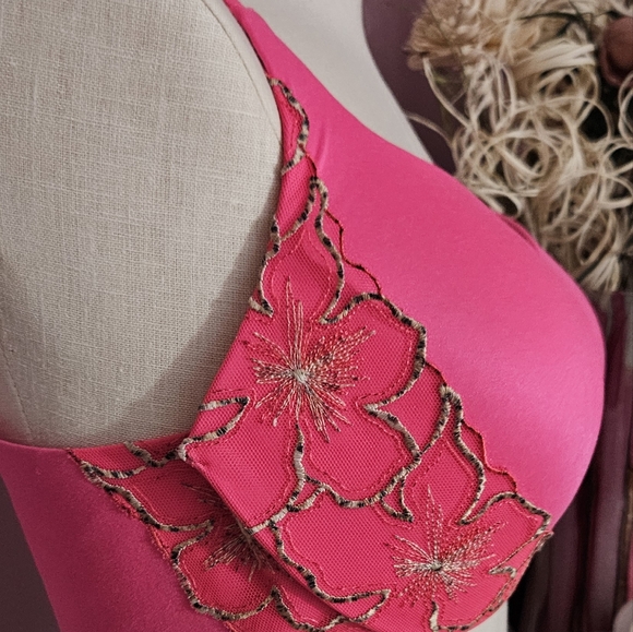 2 VS Incredible by Victoria Secret Bras - Picture 4 of 10